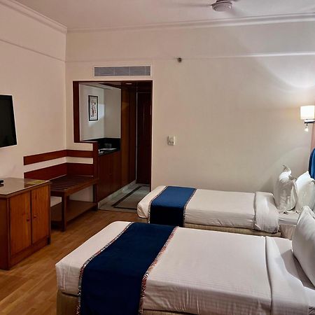 คาทรีย่า โฮเต็ล แอนด์ ทาวเวอร์ส Hotel ไฮเดอราบัด ภายนอก รูปภาพ