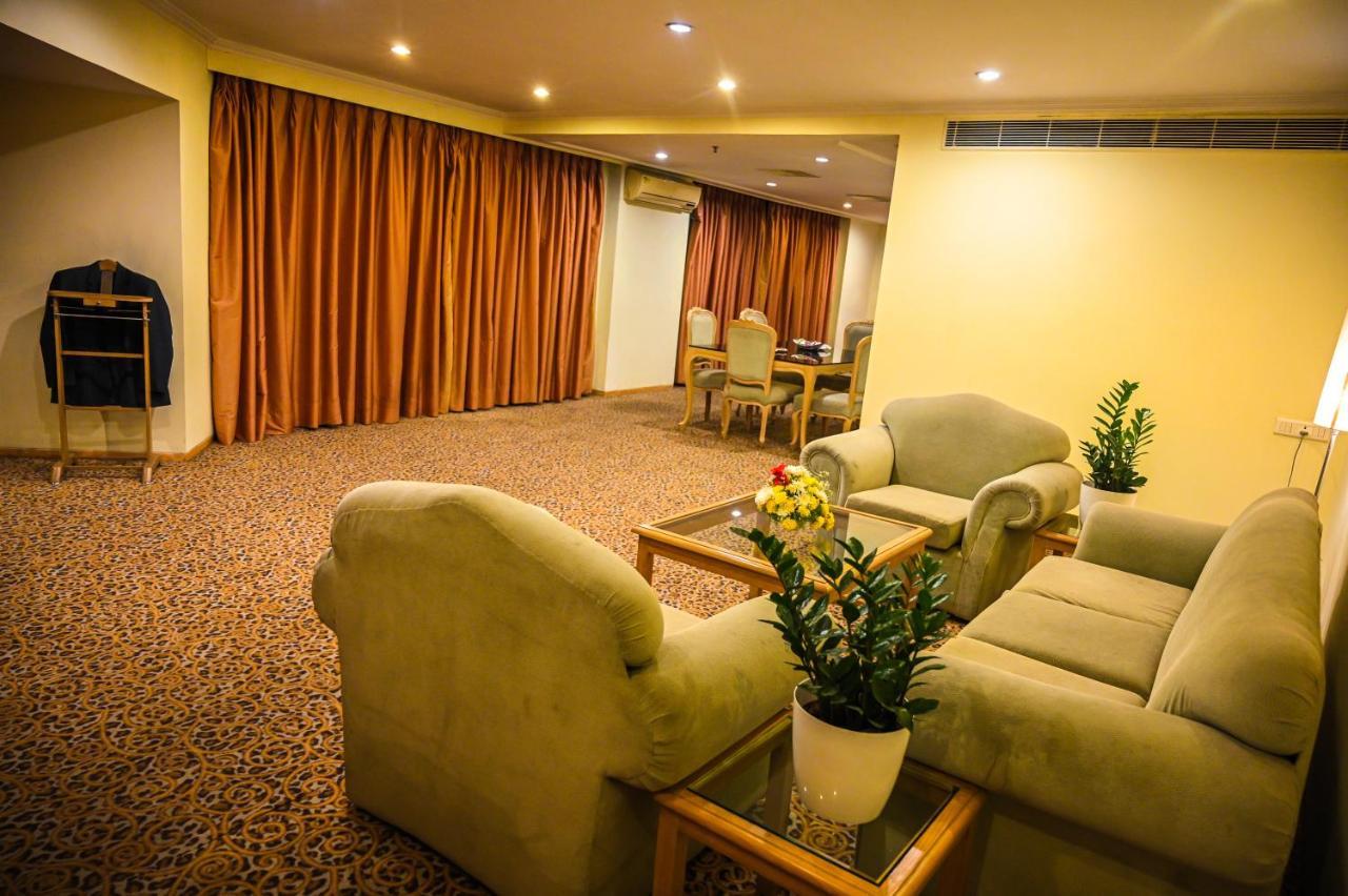 คาทรีย่า โฮเต็ล แอนด์ ทาวเวอร์ส Hotel ไฮเดอราบัด ภายนอก รูปภาพ