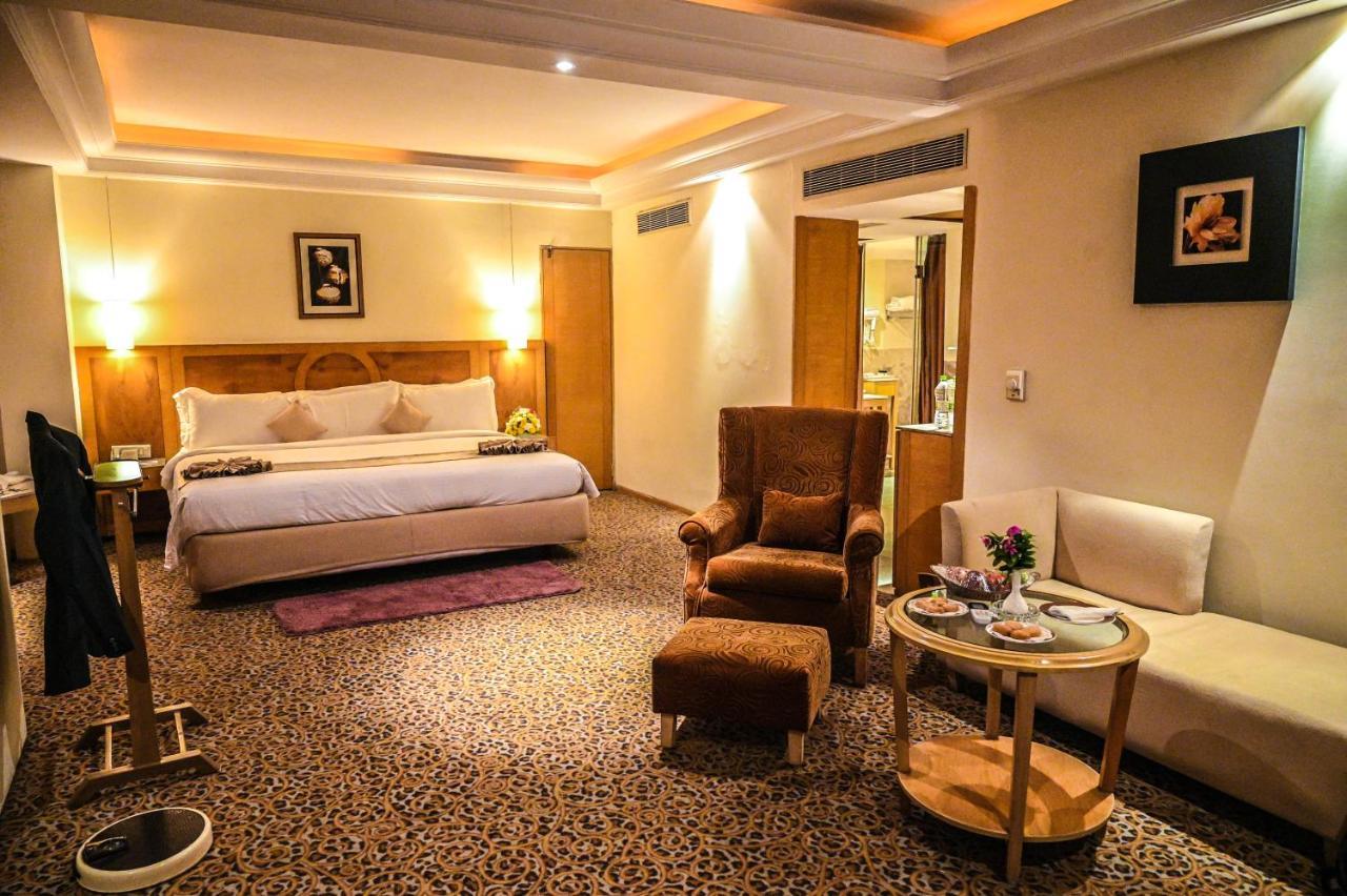 คาทรีย่า โฮเต็ล แอนด์ ทาวเวอร์ส Hotel ไฮเดอราบัด ภายนอก รูปภาพ
