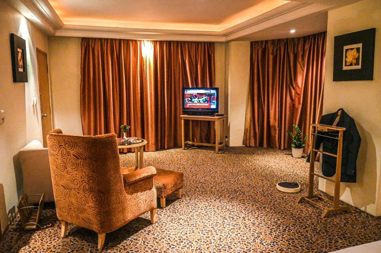 คาทรีย่า โฮเต็ล แอนด์ ทาวเวอร์ส Hotel ไฮเดอราบัด ภายนอก รูปภาพ