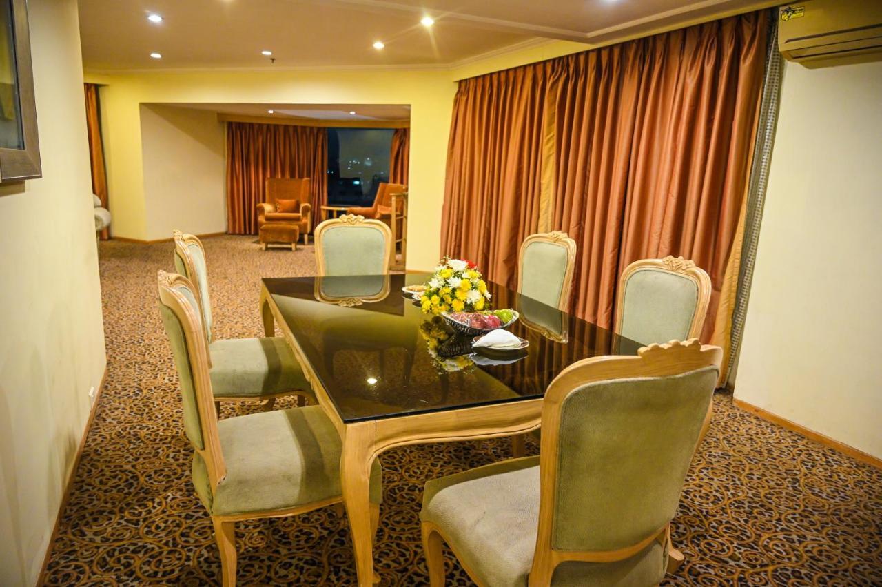 คาทรีย่า โฮเต็ล แอนด์ ทาวเวอร์ส Hotel ไฮเดอราบัด ภายนอก รูปภาพ