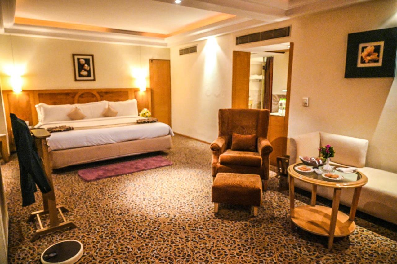 คาทรีย่า โฮเต็ล แอนด์ ทาวเวอร์ส Hotel ไฮเดอราบัด ภายนอก รูปภาพ