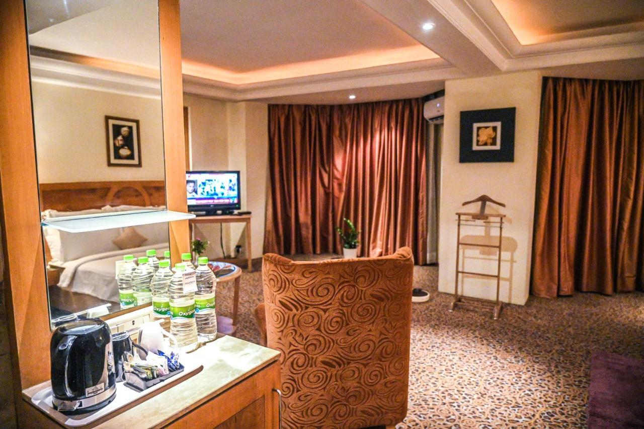 คาทรีย่า โฮเต็ล แอนด์ ทาวเวอร์ส Hotel ไฮเดอราบัด ภายนอก รูปภาพ
