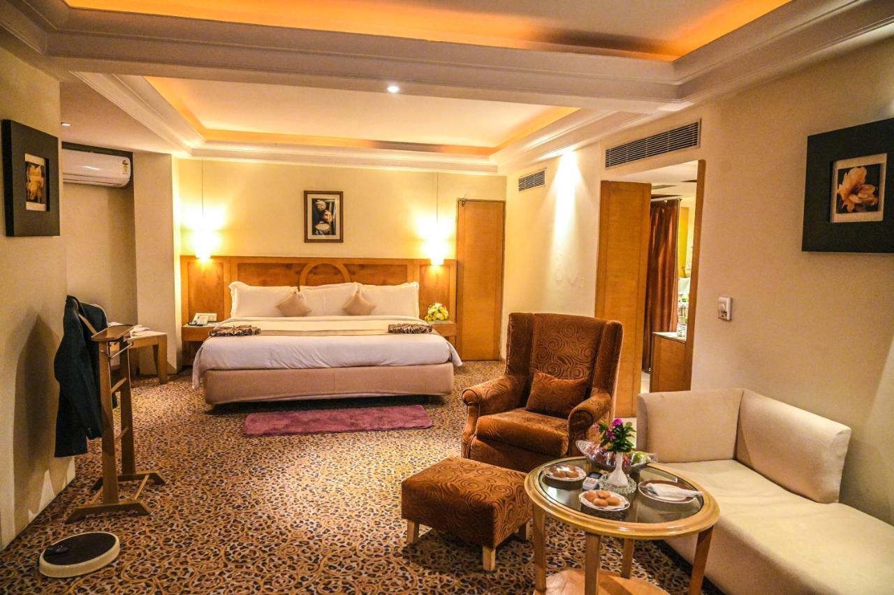 คาทรีย่า โฮเต็ล แอนด์ ทาวเวอร์ส Hotel ไฮเดอราบัด ภายนอก รูปภาพ