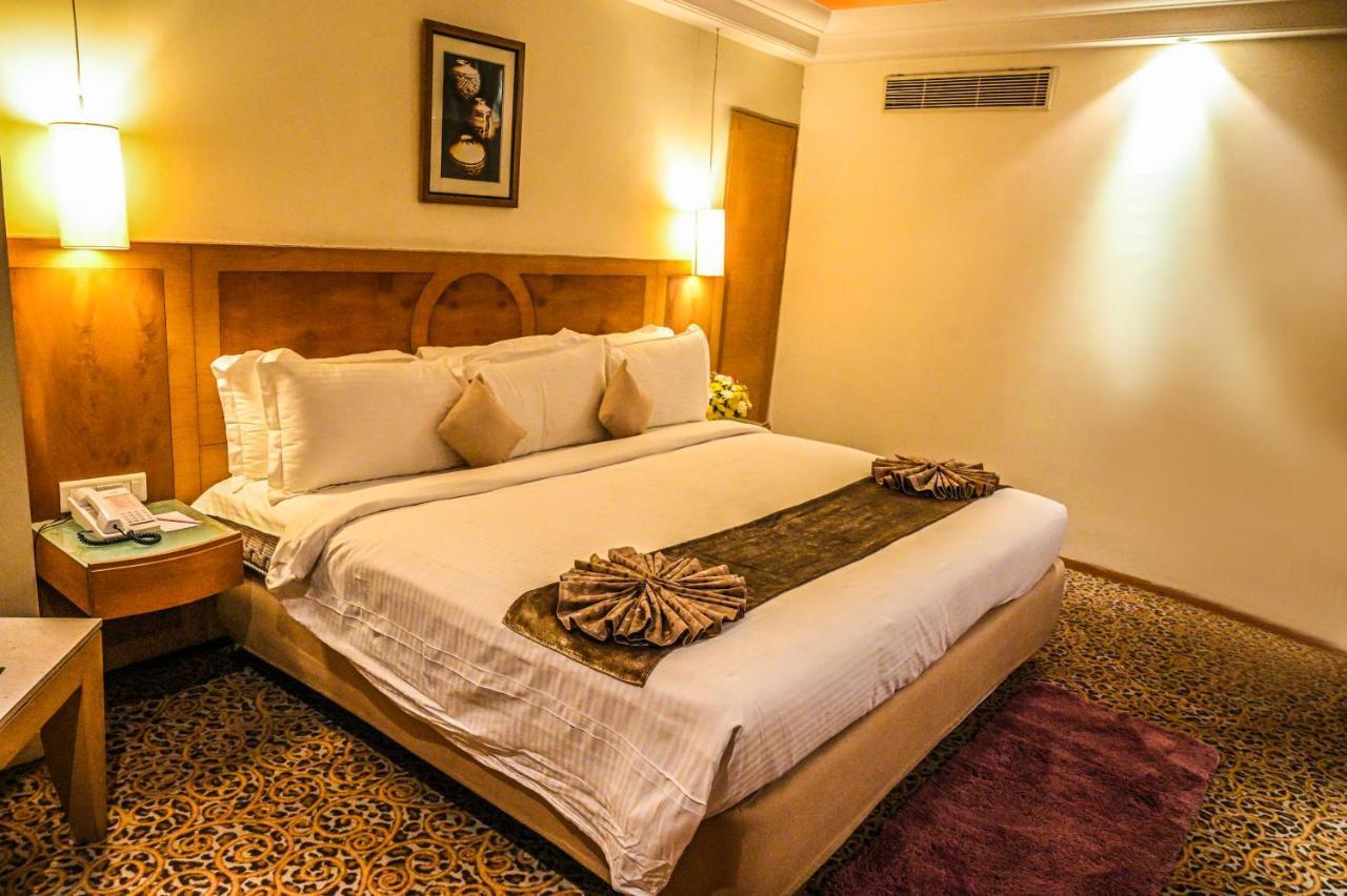 คาทรีย่า โฮเต็ล แอนด์ ทาวเวอร์ส Hotel ไฮเดอราบัด ภายนอก รูปภาพ