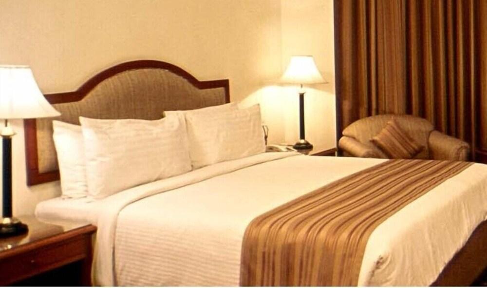 คาทรีย่า โฮเต็ล แอนด์ ทาวเวอร์ส Hotel ไฮเดอราบัด ภายนอก รูปภาพ