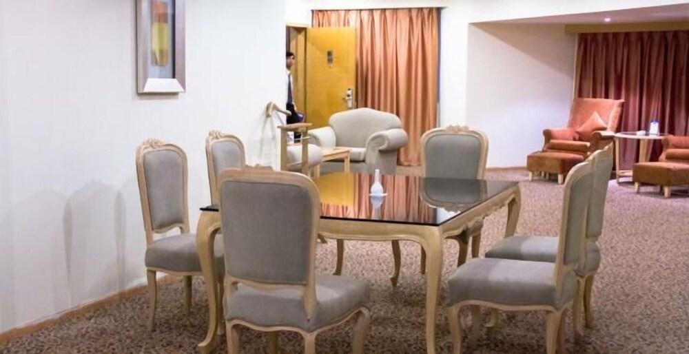 คาทรีย่า โฮเต็ล แอนด์ ทาวเวอร์ส Hotel ไฮเดอราบัด ภายนอก รูปภาพ