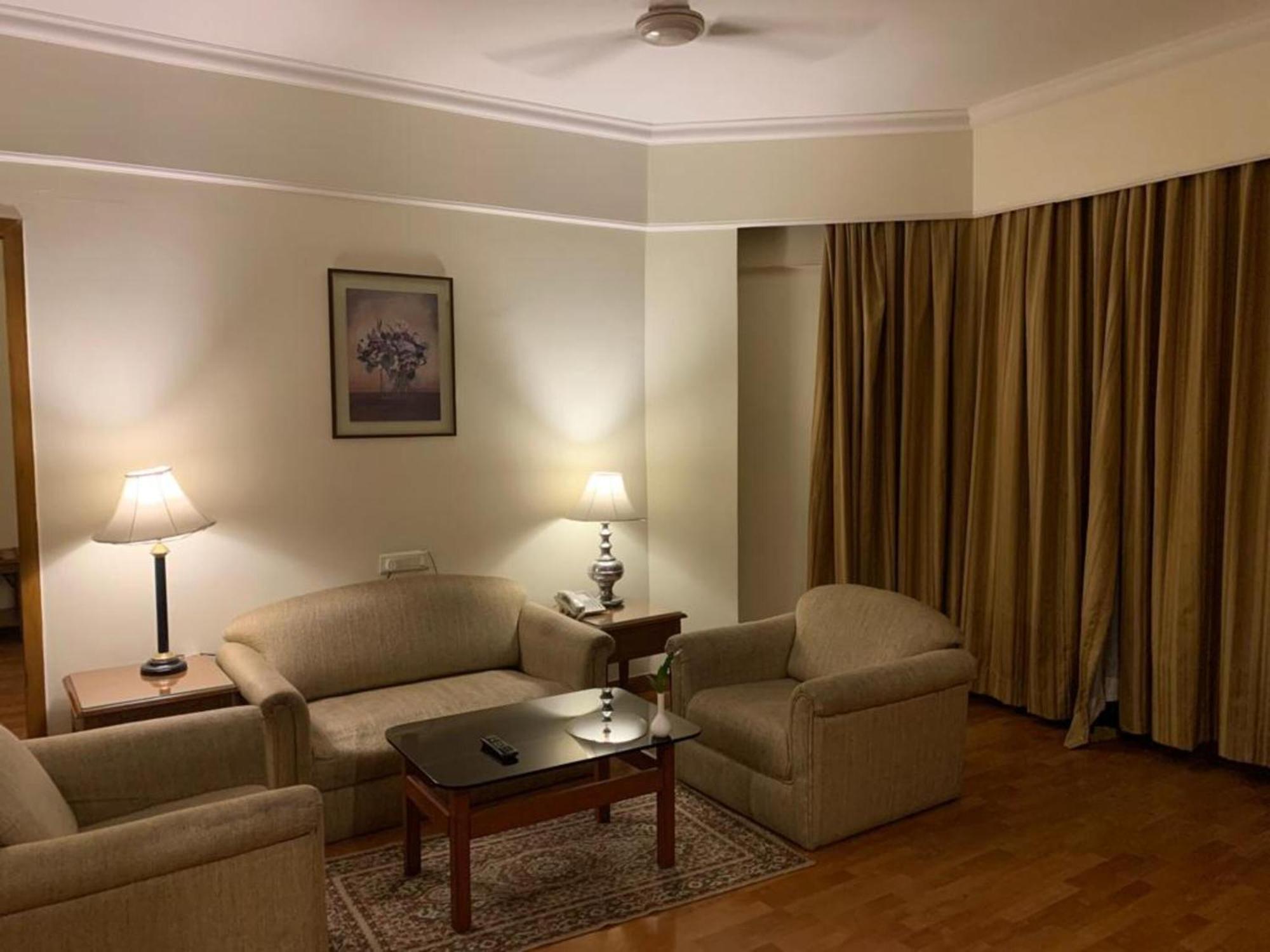 คาทรีย่า โฮเต็ล แอนด์ ทาวเวอร์ส Hotel ไฮเดอราบัด ภายนอก รูปภาพ