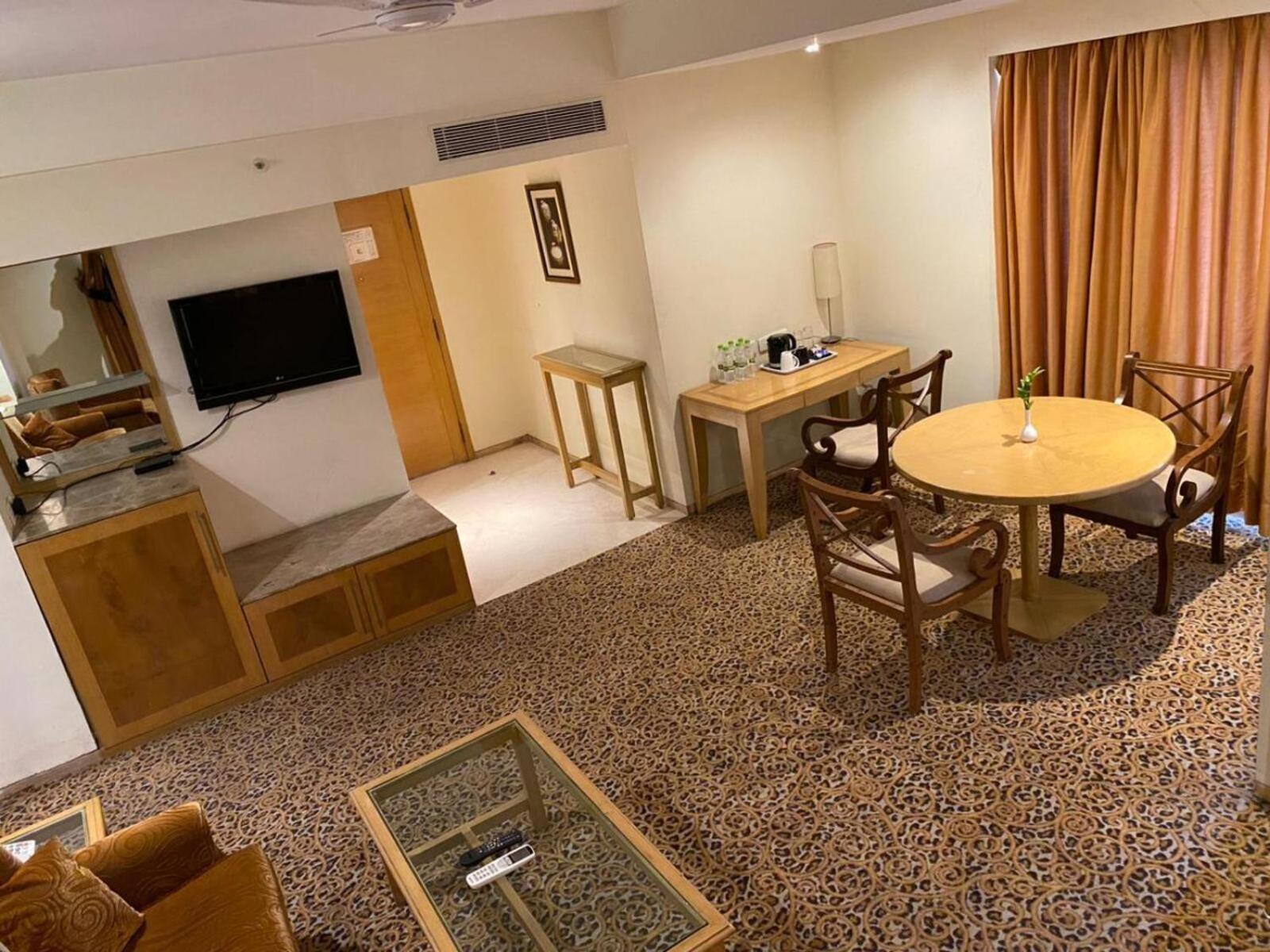 คาทรีย่า โฮเต็ล แอนด์ ทาวเวอร์ส Hotel ไฮเดอราบัด ภายนอก รูปภาพ