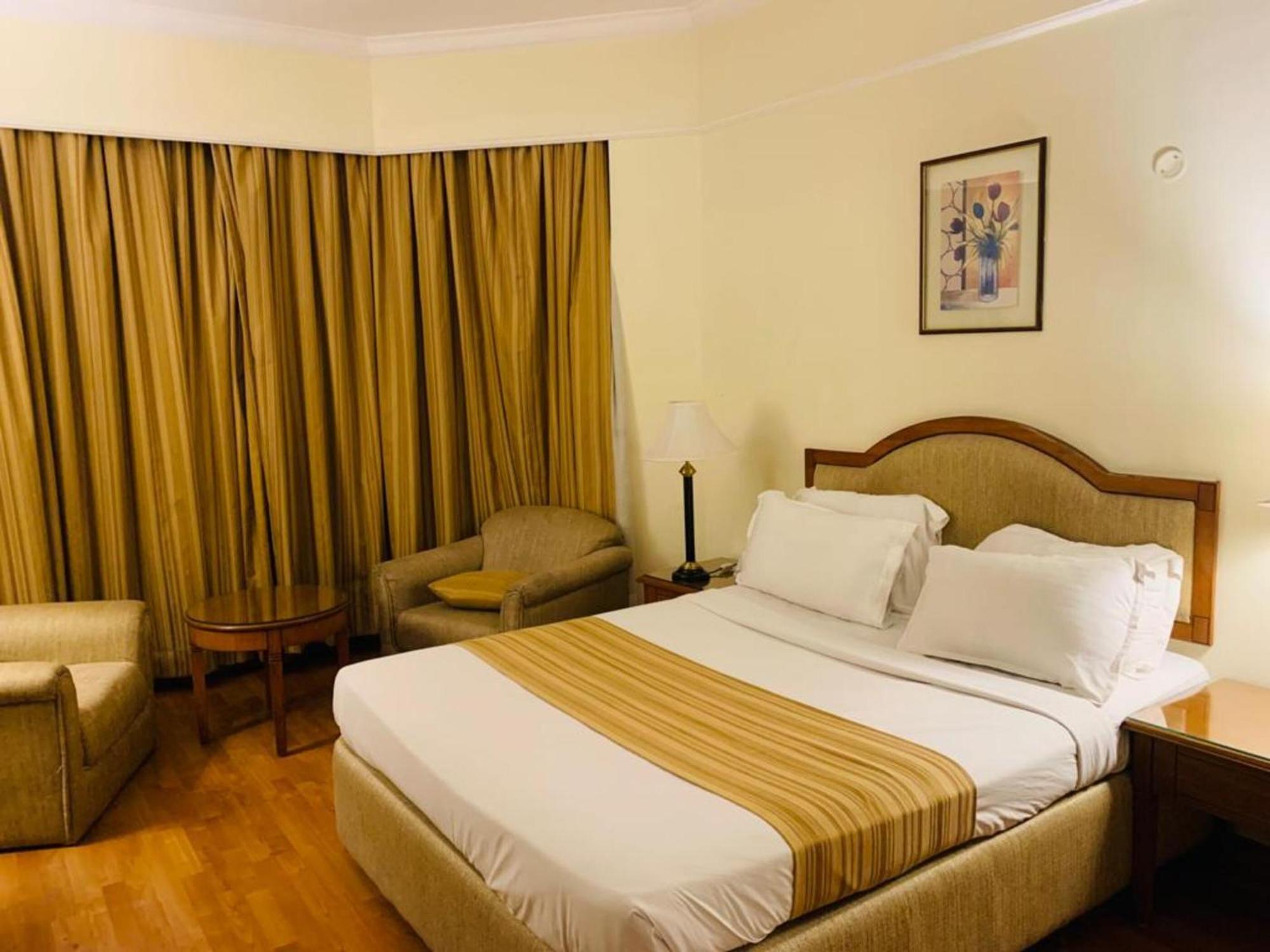 คาทรีย่า โฮเต็ล แอนด์ ทาวเวอร์ส Hotel ไฮเดอราบัด ภายนอก รูปภาพ