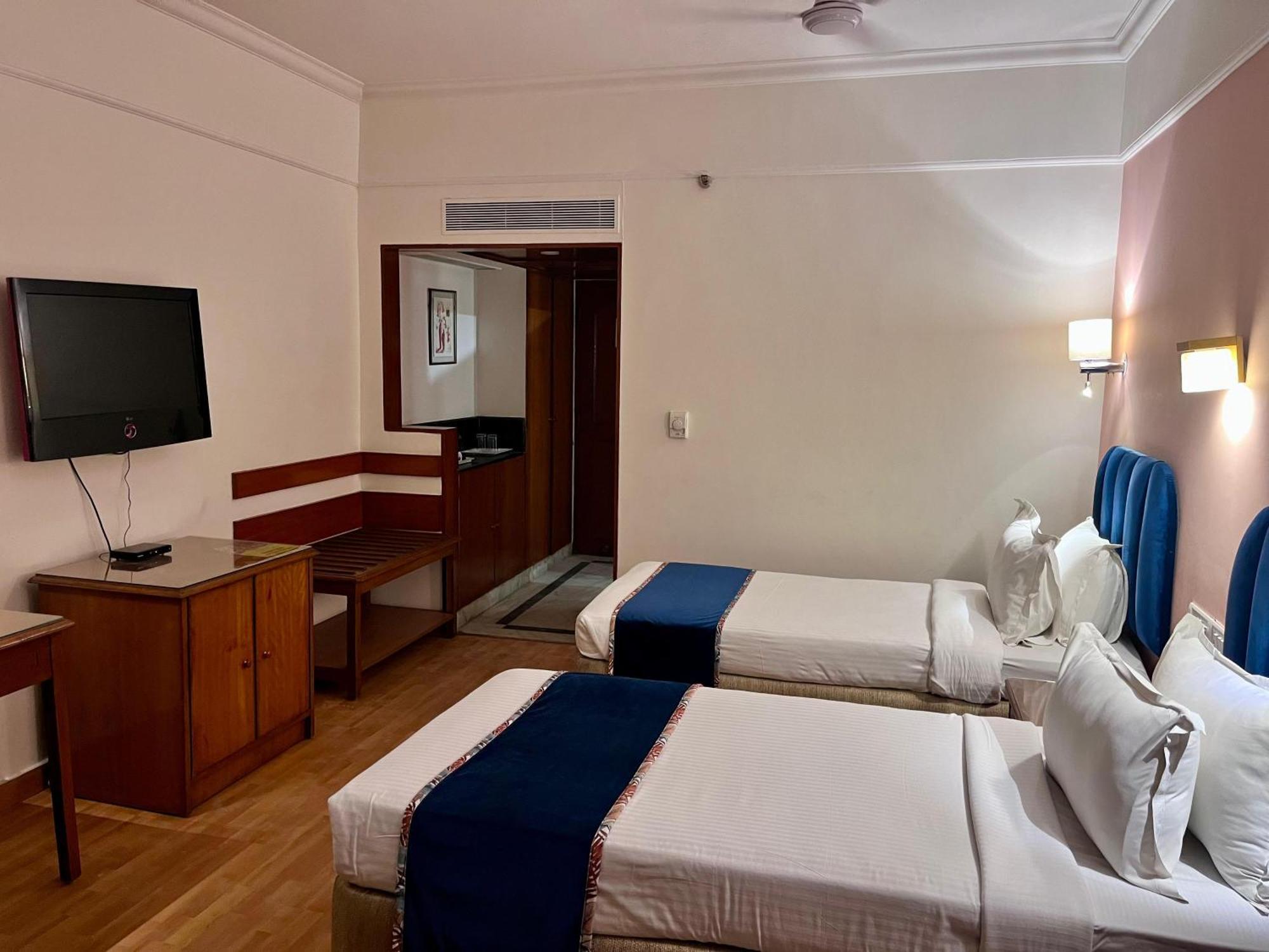 คาทรีย่า โฮเต็ล แอนด์ ทาวเวอร์ส Hotel ไฮเดอราบัด ภายนอก รูปภาพ