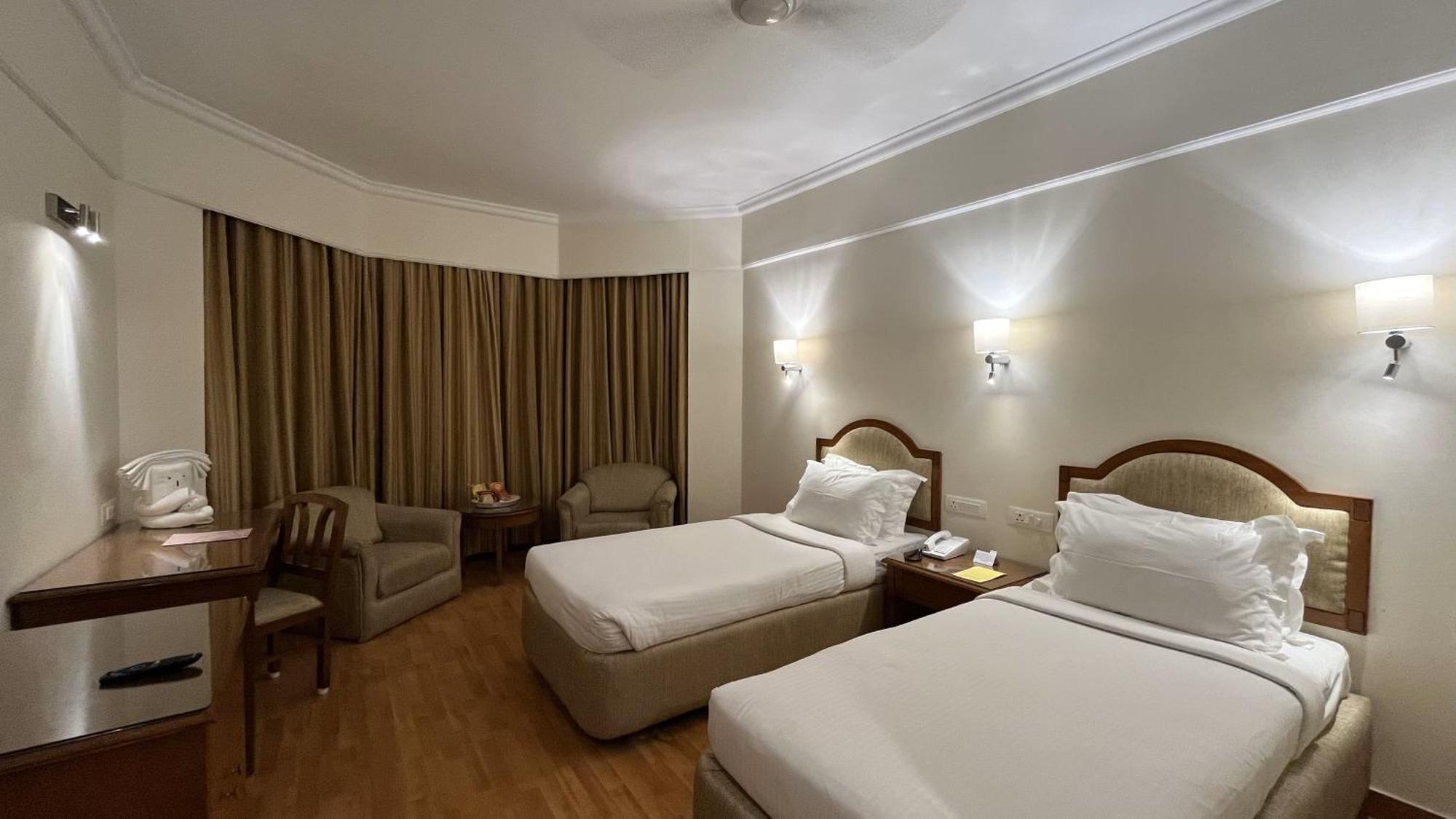 คาทรีย่า โฮเต็ล แอนด์ ทาวเวอร์ส Hotel ไฮเดอราบัด ภายนอก รูปภาพ