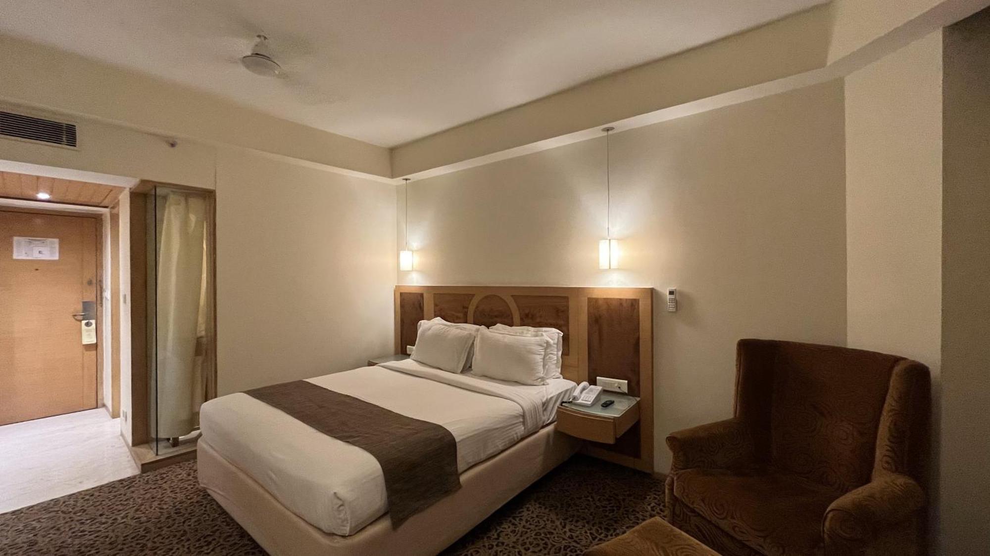 คาทรีย่า โฮเต็ล แอนด์ ทาวเวอร์ส Hotel ไฮเดอราบัด ภายนอก รูปภาพ