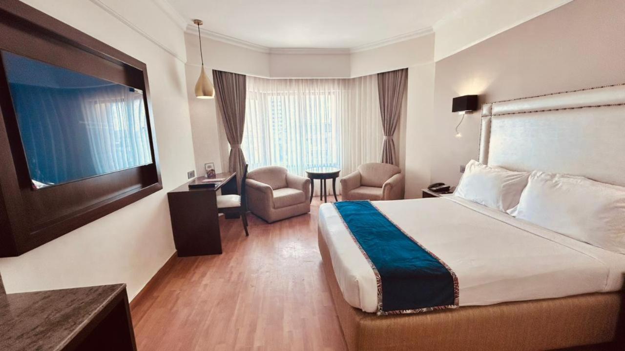 คาทรีย่า โฮเต็ล แอนด์ ทาวเวอร์ส Hotel ไฮเดอราบัด ภายนอก รูปภาพ