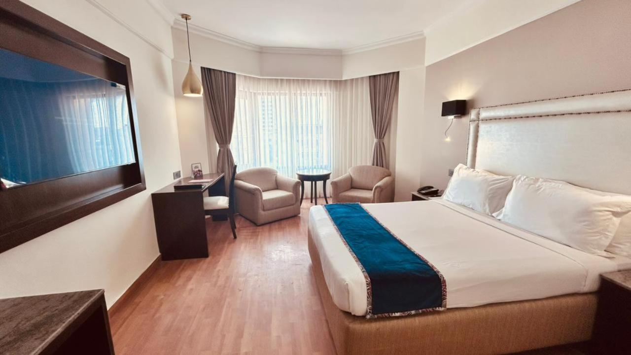 คาทรีย่า โฮเต็ล แอนด์ ทาวเวอร์ส Hotel ไฮเดอราบัด ภายนอก รูปภาพ