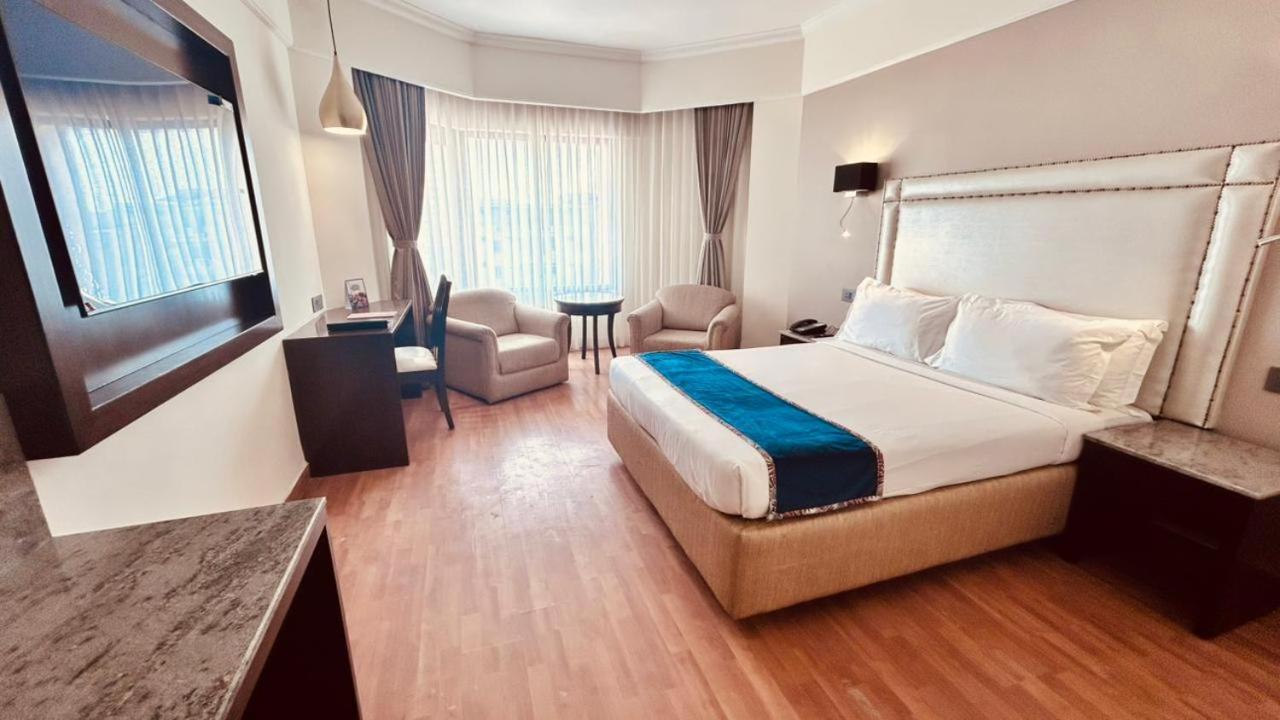 คาทรีย่า โฮเต็ล แอนด์ ทาวเวอร์ส Hotel ไฮเดอราบัด ภายนอก รูปภาพ