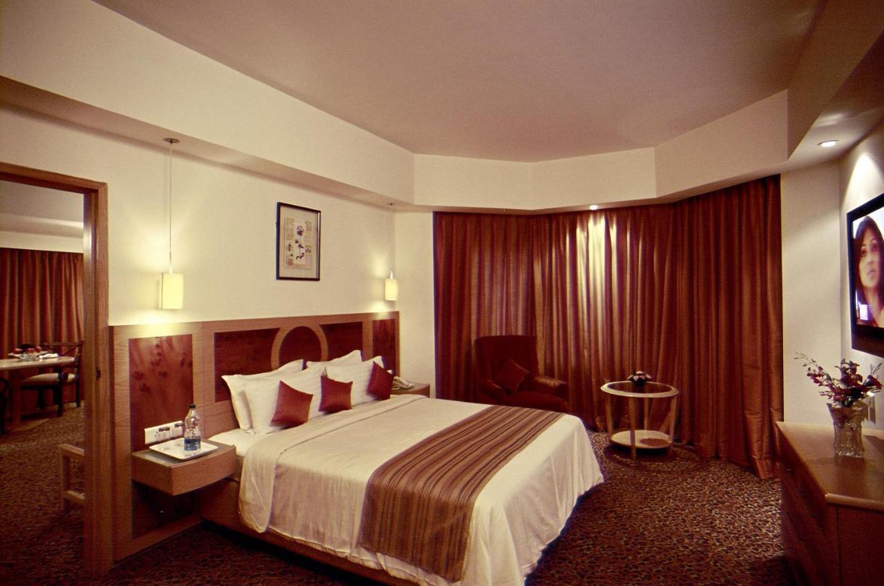 คาทรีย่า โฮเต็ล แอนด์ ทาวเวอร์ส Hotel ไฮเดอราบัด ภายนอก รูปภาพ